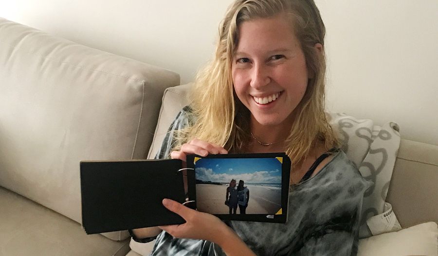 Kajsa åpner fotoalbum