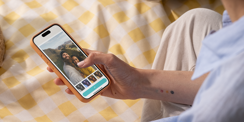 Nærbilde av en person som bruker en fotofilter-app på en smarttelefon for å finne den beste gratis bilderedigeringsappen med fotoknudsen.