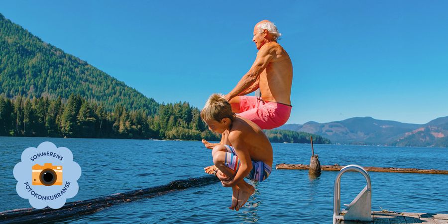 En eldre mann og en ung gutt hopper i sjøen og fanger et herlig sommerøyeblikk for fotoknudsen sin sommerfotokonkurranse.