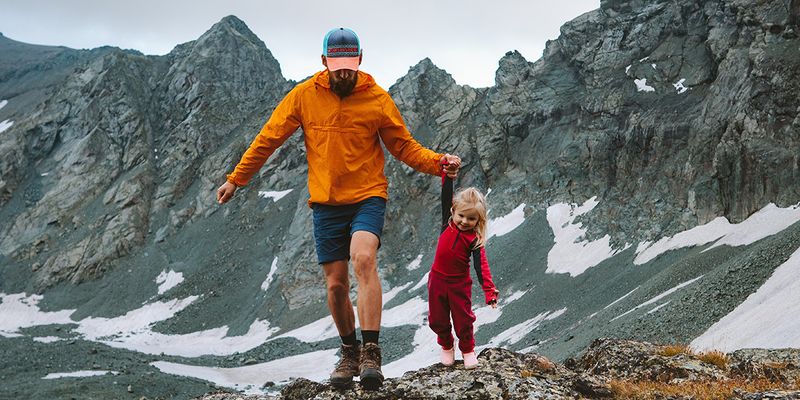En far og datter går i et fjellandskap, et eksempel på et avstandsbilde og ulike typer bildeutsnitt i fotografering hos fotoknudsen.