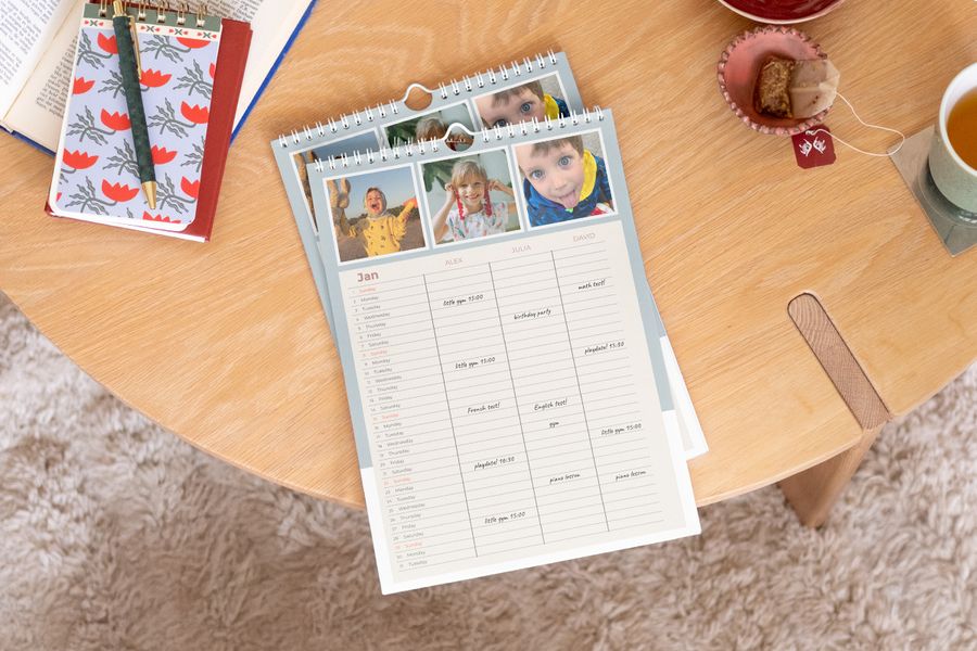 Personlig fotoknudsen familieplanlegger prominent utstilt på et tre sofabord.