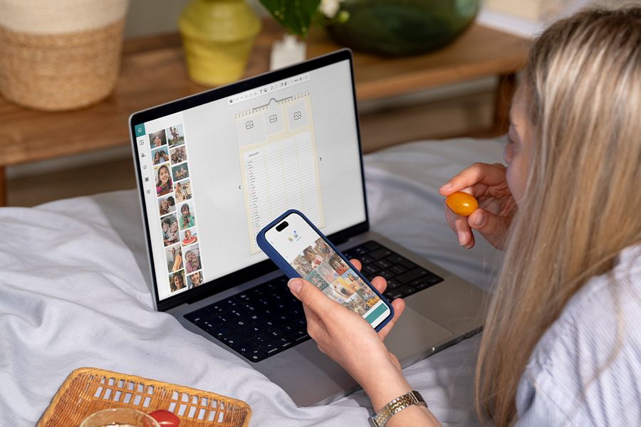 Kvinne bruker laptopen sin til å lage en personlig familieplanlegger ved hjelp av fotoknudsens enkle redigeringsverktøy.