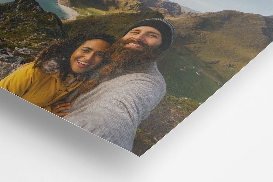 Et bilde med matt finish av et smilende par, som viser forskjellen mellom matt og glanset.