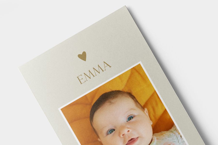 Et bilde med matt finish av en liten jente, som viser forskjellen mellom matt og glanset.