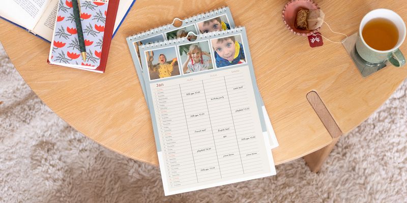 Personlig fotoknudsen familieplanlegger prominent utstilt på et tre sofabord.