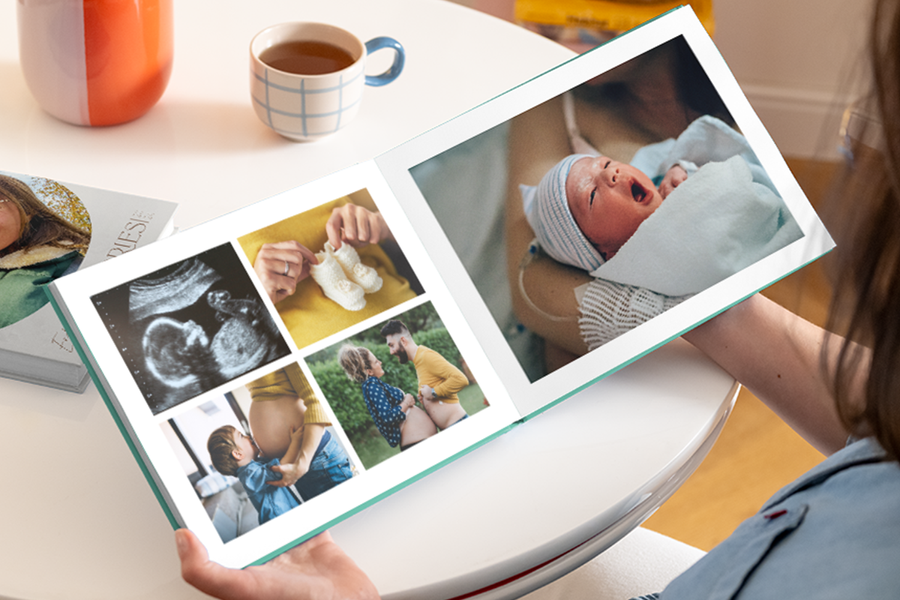 En åpen fotobok barnets første år som viser en gravidmage, ultralyd og babysko på venstre side, og et bilde av en nyfødt baby på høyre side.