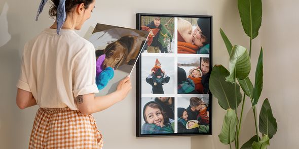 Personlige veggdekor ideer fra fotoknudsen, som viser en kvinne som beundrer en innrammet fotokollasje med familiebilder.