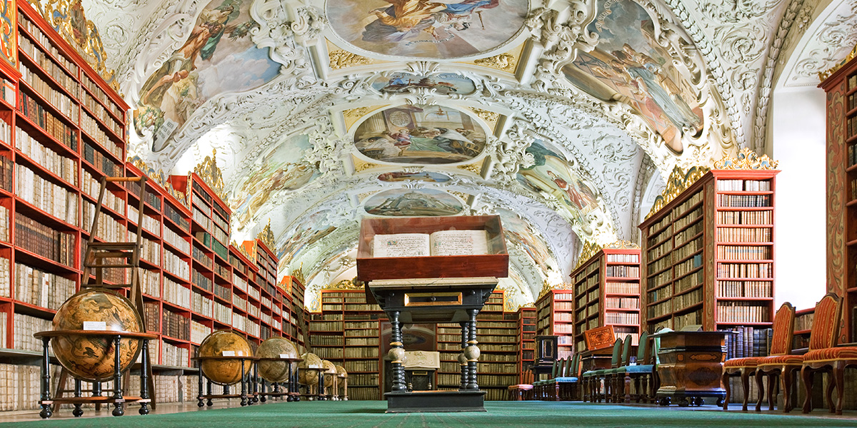 Den teologiske salen i Strahov-biblioteket i Praha, et av de vakreste bibliotekene i verden og en fantastisk destinasjon for litterær reise med fotoknudsen.