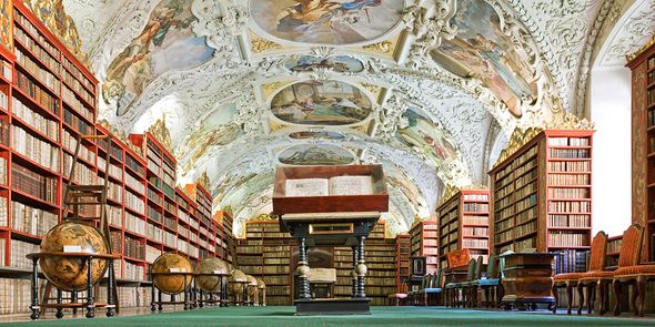 Den teologiske salen i Strahov-biblioteket i Praha, et av de vakreste bibliotekene i verden og en fantastisk destinasjon for litterær reise med fotoknudsen.