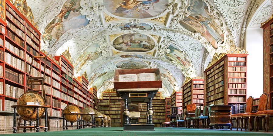 Den teologiske salen i Strahov-biblioteket i Praha, et av de vakreste bibliotekene i verden og en fantastisk destinasjon for litterær reise med fotoknudsen.