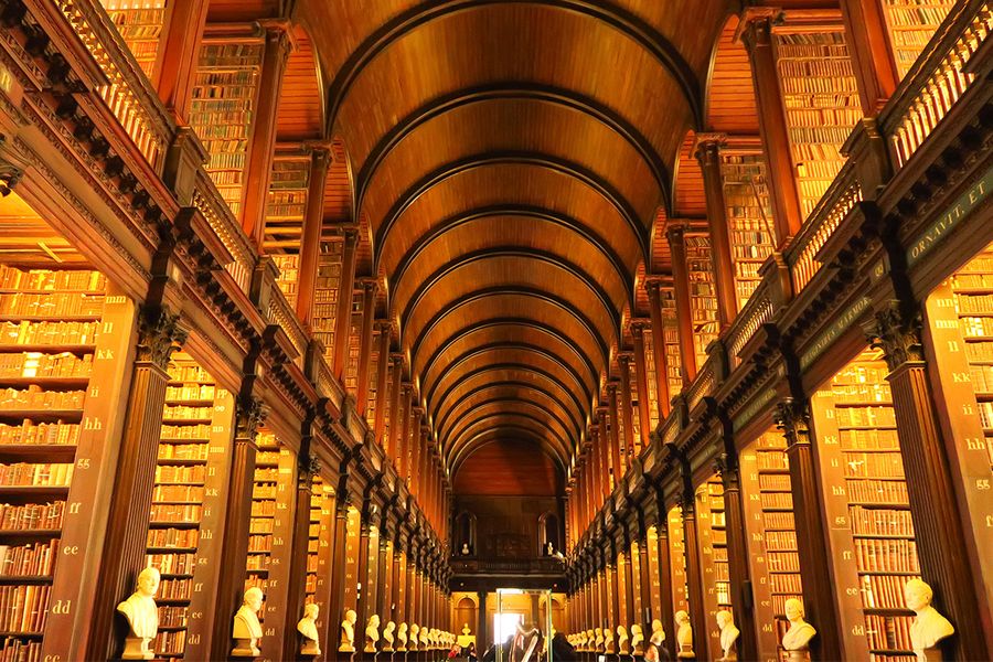 The Long Room ved Trinity College i Dublin, et historisk rom fylt med tusenvis av gamle bøker, en unik destinasjon for litterær reise med fotoknudsen.
