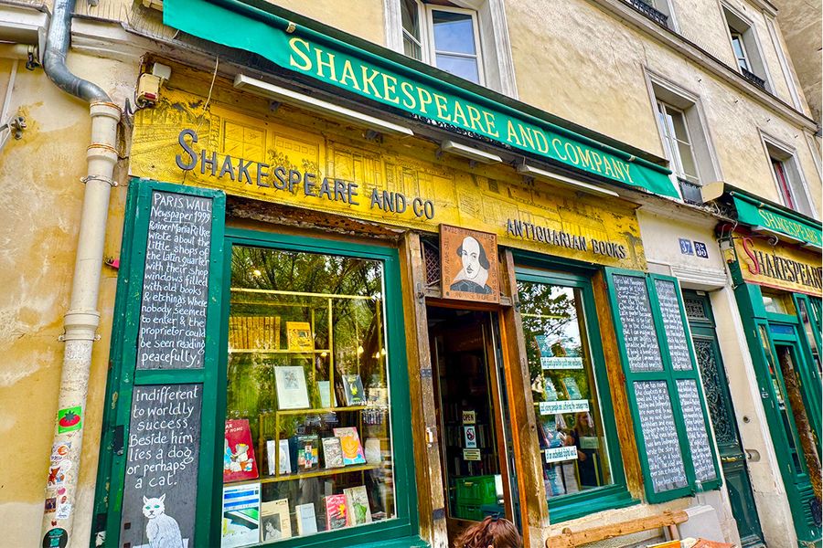 Shakespeare and Company i Paris, en historisk bokhandel ved Seinen og et møtepunkt for kjente forfattere, en unik destinasjon for litterær reise med fotoknudsen.