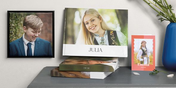 Et utvalg av personlige produkter som fotobok, kort og veggbilder til konfirmasjon, med bilder av ungdommer i tradisjonell bunad, som viser hvordan man forbereder en meningsfull konfirmasjon 2026 med fotoknudsen.