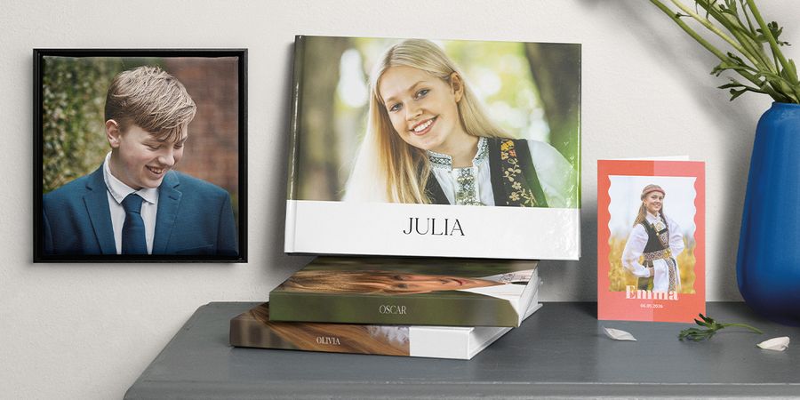 Et utvalg av personlige produkter som fotobok, kort og veggbilder til konfirmasjon, med bilder av ungdommer i tradisjonell bunad, som viser hvordan man forbereder en meningsfull konfirmasjon 2026 med fotoknudsen.