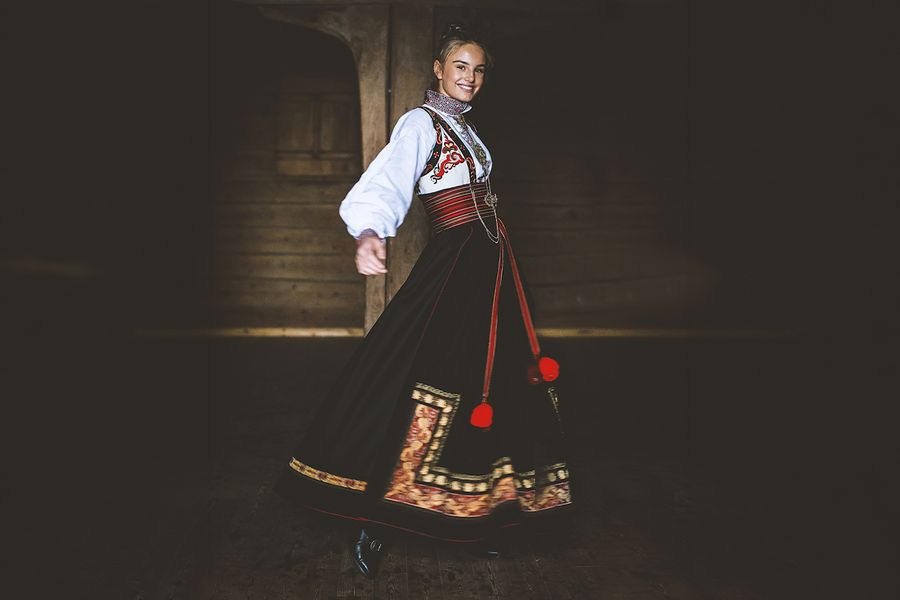 En tenåring i tradisjonell norsk bunad til sin konfirmasjon, som viser forberedelser til en minnerik konfirmasjon 2026 med fotoknudsen.