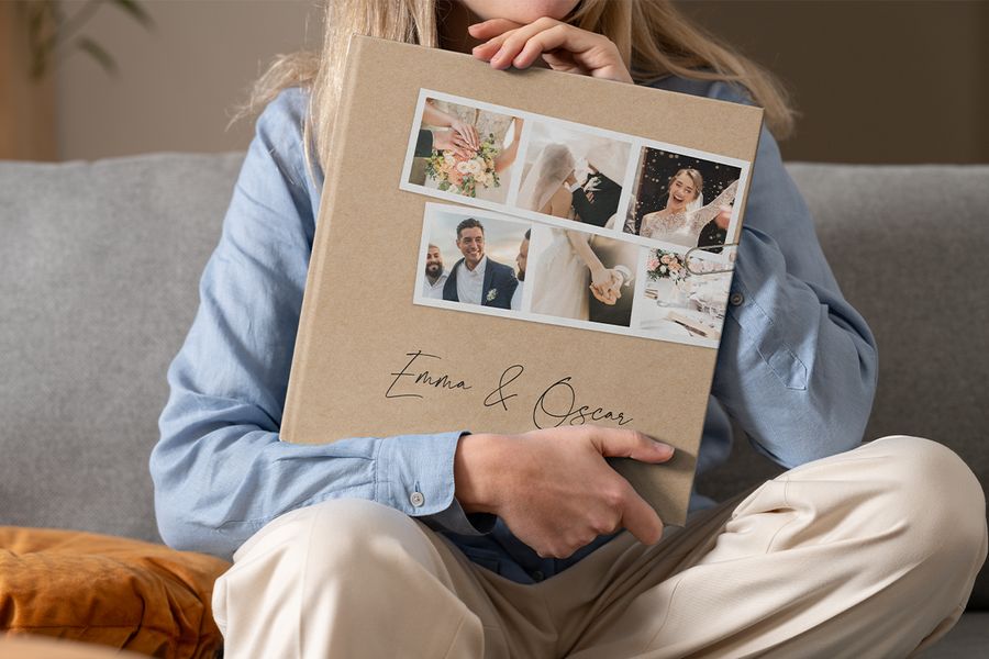 En kvinne holder en personlig fotoknudsen wedding coffee table photo book i fanget, som inspirasjon til en wedding coffee table book og en personlig coffee table photo book.