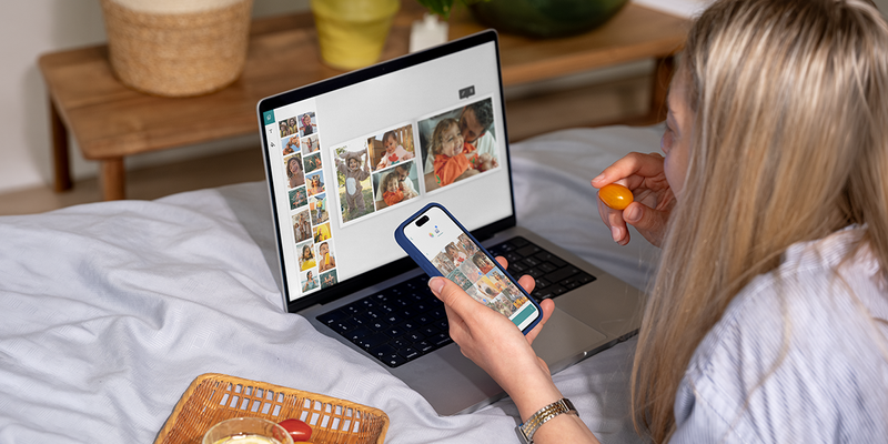 En kvinne bruker fotoknudsen desktop editor på den bærbare datamaskinen sin mens hun spiser en cherrytomat for å lage en personlig fotobok, som inspirasjon til en enkel fotobok og en fotoalbum maker.