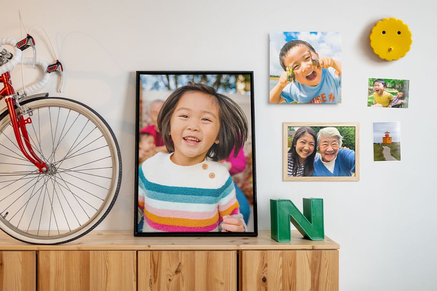 Ulike familiebilder er vist i forskjellige oppsett på en vegg sammen med interiørdetaljer og veggdekor, som inspirasjon til fotovegg og en enkel oppfriskning av hjemmet til våren.