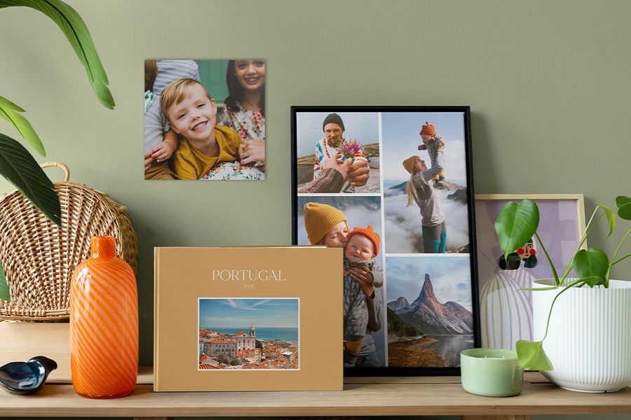 En personlig reisefotobok står ved siden av en innrammet fotokollasj og et familiebilde på veggen, som inspirasjon til å gjøre hjemmet mer personlig med meningsfull fotodekor.