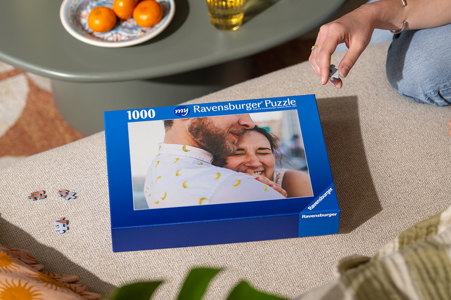 Et personlig fotoknudsen puslespill med et lykkelig par på forsiden, som illustrerer et skjult budskap som en kreativ frieriidé.