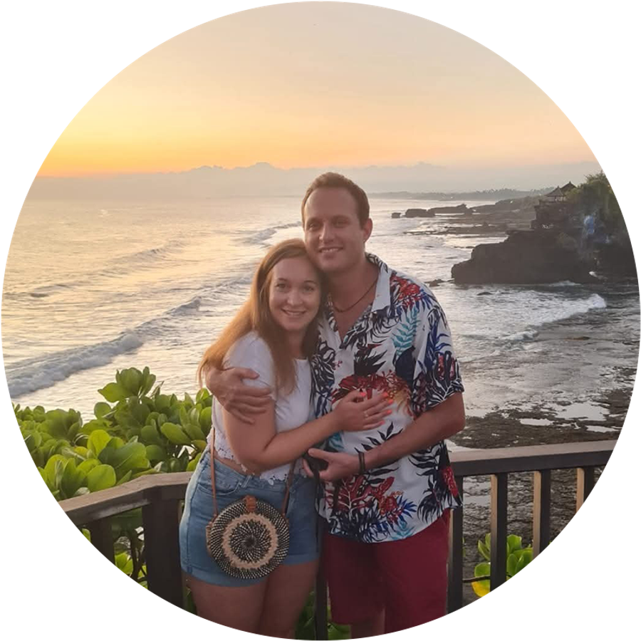 Claudia og mannen hennes smiler sammen foran en vakker solnedgang på Bali, og illustrerer hennes romantiske frierihistorie.