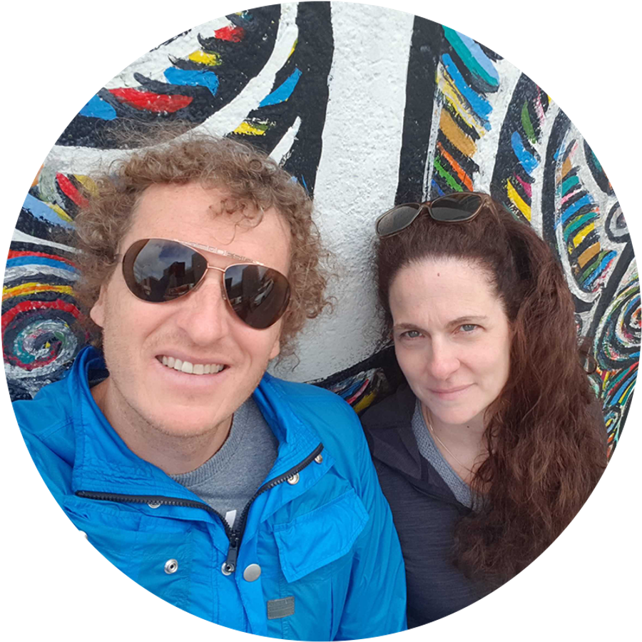 Efrat og mannen hennes tar en selfie ved Berlinmuren, som illustrerer Efrats frierihistorie og et personlig og meningsfullt frieriøyeblikk.