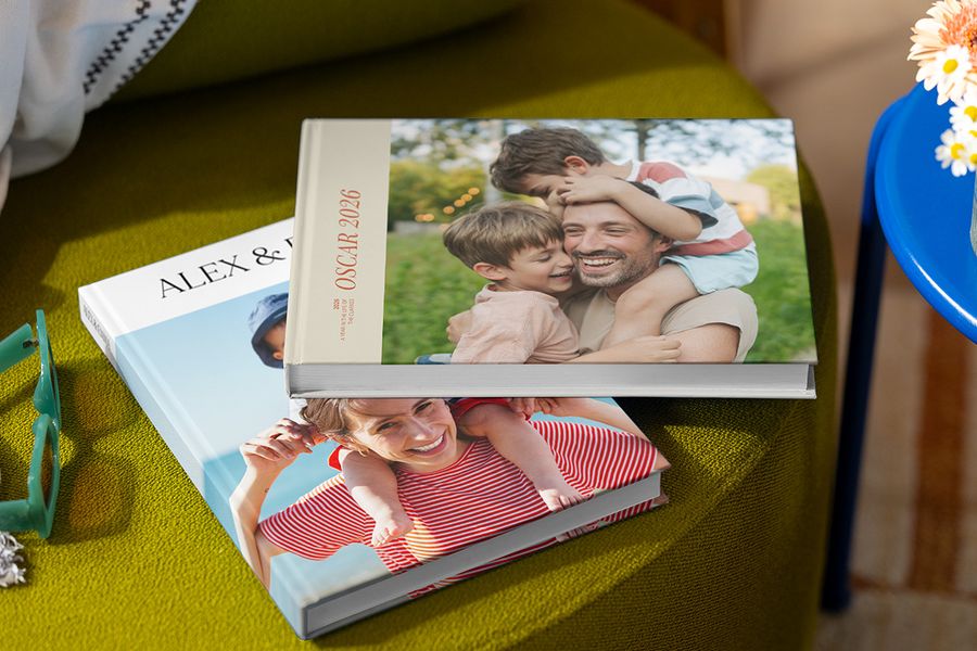 To forskjellige fotoknudsen feriealbum med familiebilder på forsiden, som viser foreldre, barn, navn og årstall, illustrerer beste praksis for å lage en personlig fotobok reise.