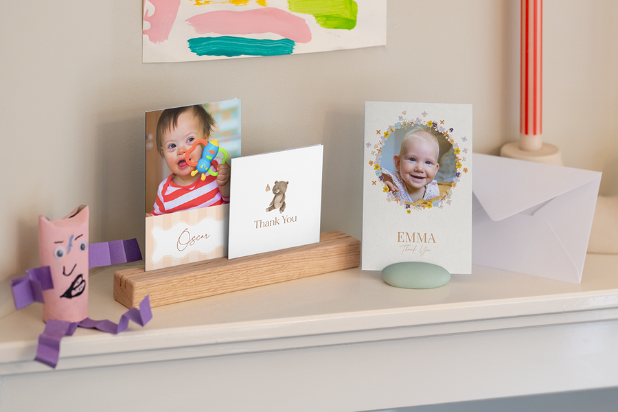 Et utvalg personlige fotoknudsen takkekort til barnehagelærere, med bilder av babyer og småbarn.