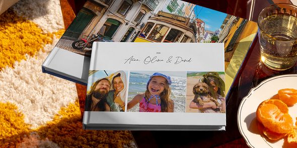 To ulike fotoknudsen reisealbum vises sammen, blant annet en liggende fotobok reise med familiebilder fra ferien på forsiden og en annen med et feriebilde av en trikk, som inspirasjon til ulike typer reisealbum.