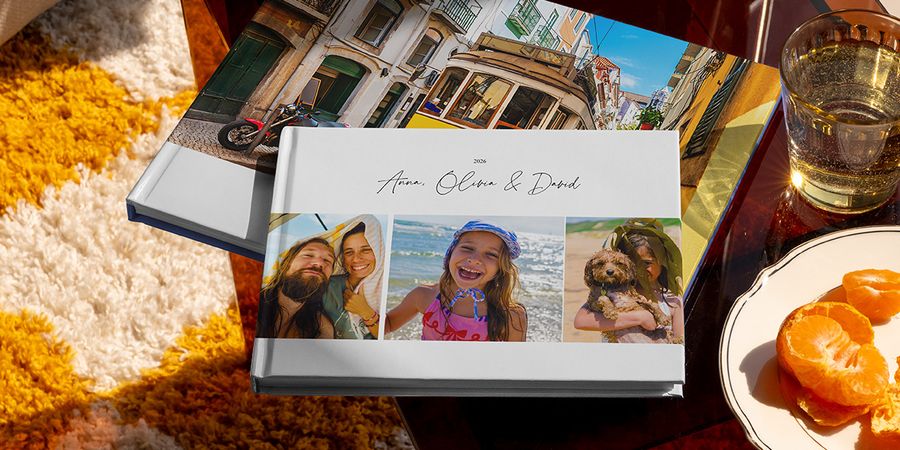 To ulike fotoknudsen reisealbum vises sammen, blant annet en liggende fotobok reise med familiebilder fra ferien på forsiden og en annen med et feriebilde av en trikk, som inspirasjon til ulike typer reisealbum.