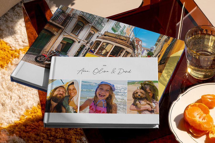 To ulike fotoknudsen reisealbum vises sammen, blant annet en liggende fotobok reise med familiebilder fra ferien på forsiden og en annen med et feriebilde av en trikk, som inspirasjon til ulike typer reisealbum.