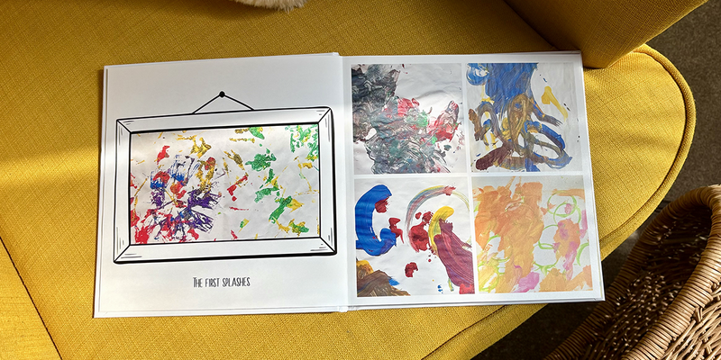 En åpen barnefotobok ligger på en gul lenestol, med de første fargesprutene fra et lite barn på venstre side og fire forskjellige malerier på høyre side, som illustrerer fotoknudsen sine ideer til en barnefotoalbum.