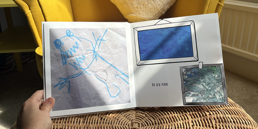 En åpen barnefotobok viser en fullsides tegning av et monster på venstre side og to barnekunstverk med bildetekster og dekorative rammer på høyre side, som illustrerer fotoknudsen sine layoutideer for en barnefotobok.