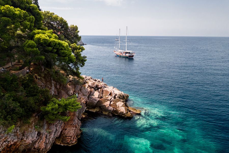 Et lyseblått turkist hav omsluttet av kalkhvite klipper i Calanques nasjonalpark i Frankrike, en av de beste nasjonalparkene i Frankrike i fotoknudsen sin guide.