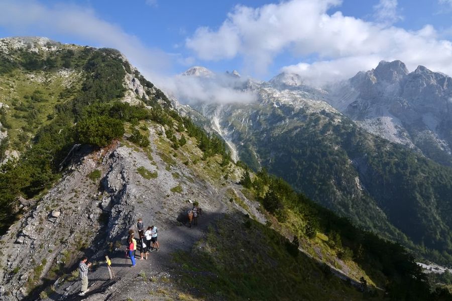 Taggede fjelltopper og fredelige alpesjøer i Prokletije nasjonalpark i Montenegro, kjent som «Balkans Alper» og en av de sterkeste kandidatene til Europas beste nasjonalpark i fotoknudsen sin guide.