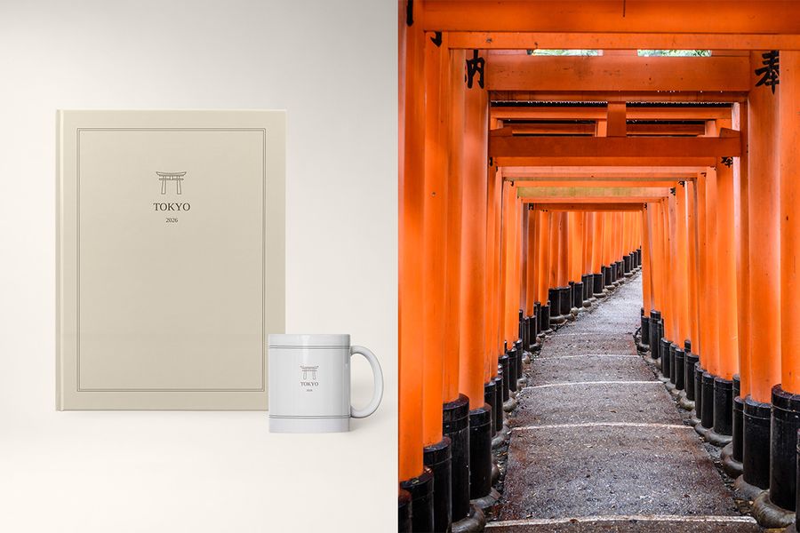 En fotobok og kopp med titelen 'Tokyo' står ved siden av et bilde av oransje helligdommer i Japan, som viser fotoknudsen sitt Archive Edit-design med rene layouter og subtile omslagsillustrasjoner.