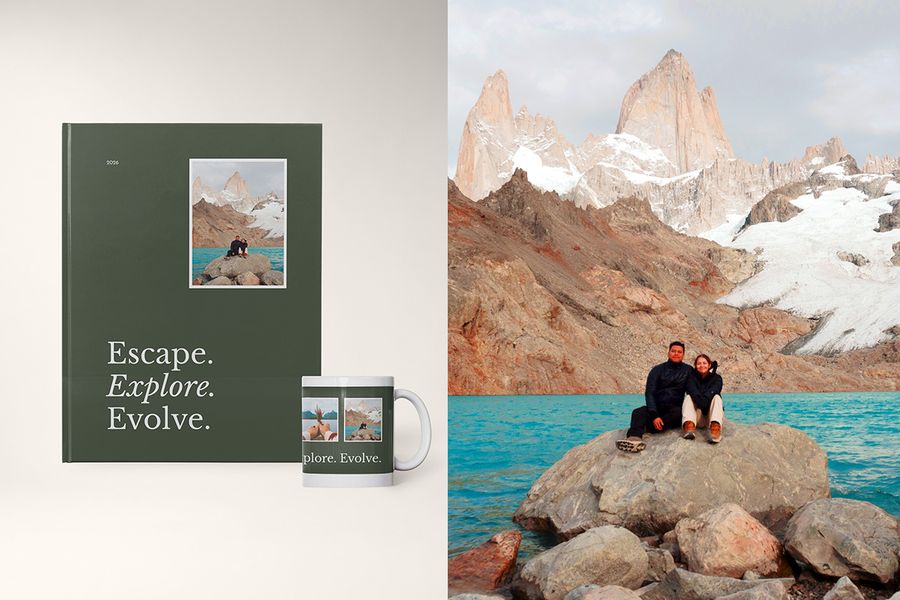 En fotobok og kopp i Editorial Earth-designet fra fotoknudsen, ved siden av et bilde av et par på en klippe med fjell og vann i bakgrunnen, med dristig omslagstypografi og naturlige farger.