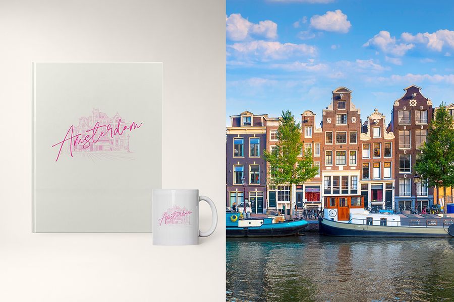 En fotobok og kopp med titelen 'Amsterdam' viser en skisseillustrasjon av byen, som viser fotoknudsen sitt City Sketch-design med originale linjetegninger og fargepaletter inspirert av reisemålet.