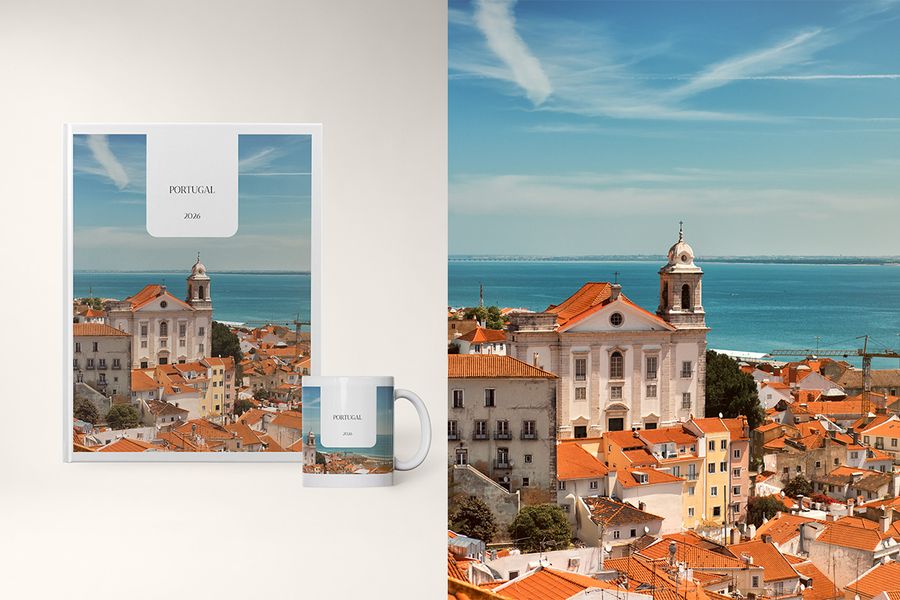 Travel Chapter-designet vises ved siden av en matchende kopp fra fotoknudsen, med rene layouter og fullsidefotografier for store landskap og vakker arkitektur.