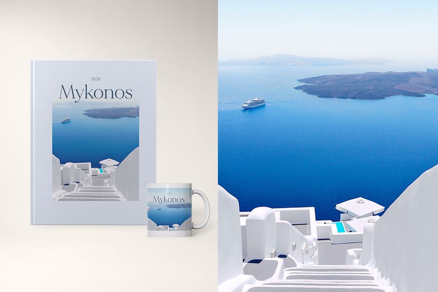 En kopp og en personlig fotobok med titelen 'Mykonos', med et bilde av øya, i My Travelogue-designet fra fotoknudsen, der tittel, reisemål og omslagsfarge alle kan tilpasses.