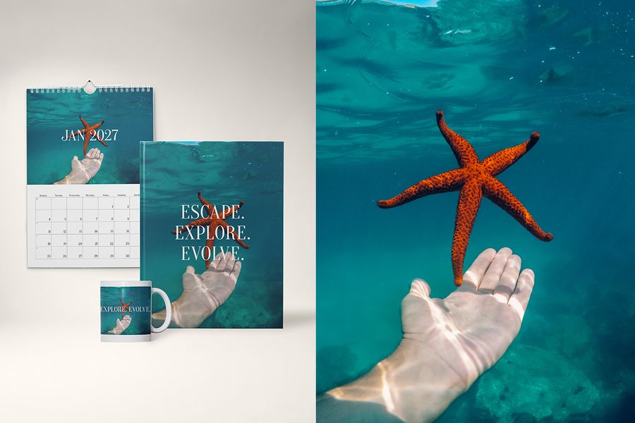 En fotobok, kopp og kalender i Endless Escape-designet fra fotoknudsen, med et bilde av en hånd som strekker seg mot en sjøstjerne under vann, perfekt for strandferier og øyhopping.