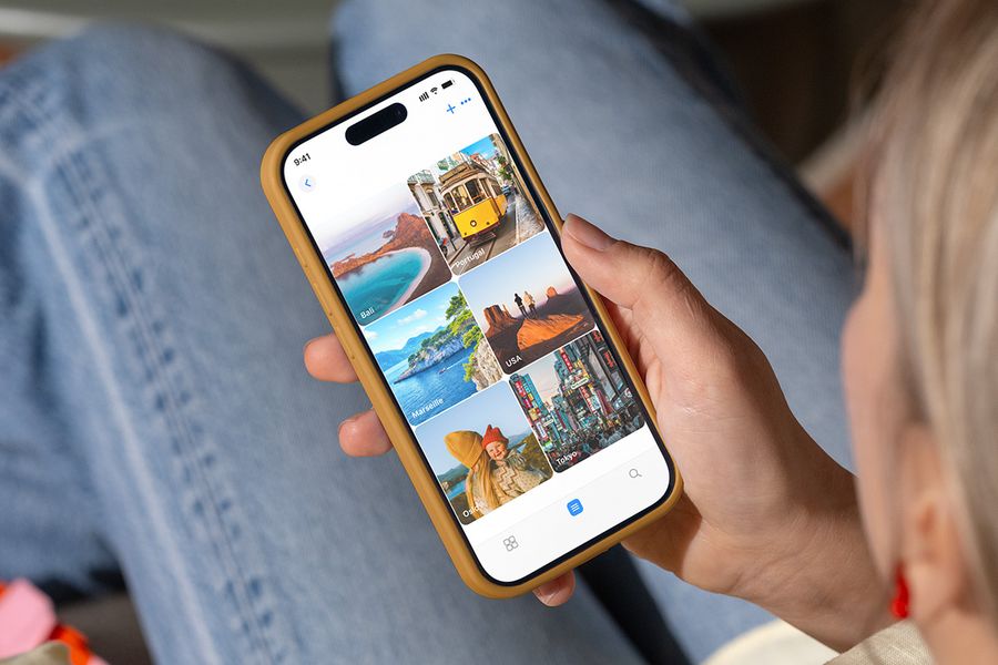En person ser på bildemapper på telefonen sin, navngitt etter feriedestinasjoner som «Bali» og «Tokyo», som illustrerer fotoknudsen sine tips til å organisere bilder som er klare for utskrift.