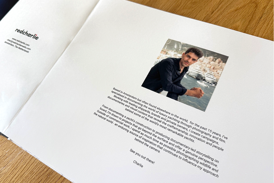 Et åpent oppslag fra Charl van Rooys fotobok viser åpningssiden med et portrett av ham og en introduksjon til fotostilen hans, som illustrerer fotoknudsen sine tips til å strukturere en fotografiportefølje.