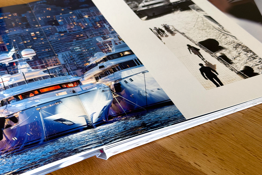 Et åpent oppslag fra Charl van Rooys fotobok viser hvordan layflat-formatet lar bildene strekke seg sømløst over siden, noe som gjør fotografiporteføljen hans enklere å presentere.
