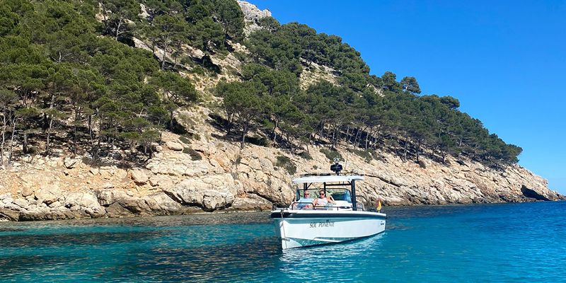 Gemma, tekstforfatter hos fotoknudsen, sitter i en båt utenfor kysten av Ibiza og presenterer sine favoritt septemberferie-reisemål i Europa.