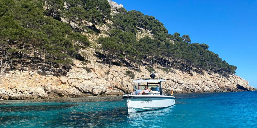 Gemma, tekstforfatter hos fotoknudsen, sitter i en båt utenfor kysten av Ibiza og presenterer sine favoritt septemberferie-reisemål i Europa.