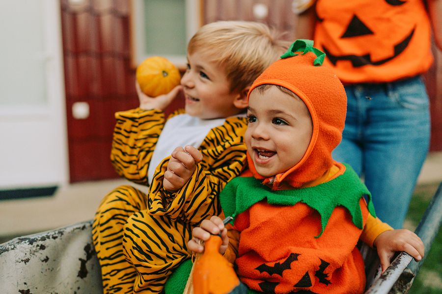 To barn i Halloween-kostymer, ett utkledd som gresskar og ett som tiger, som illustrerer fotoknudsen sine søte Halloween-uttrykk for Instagram.