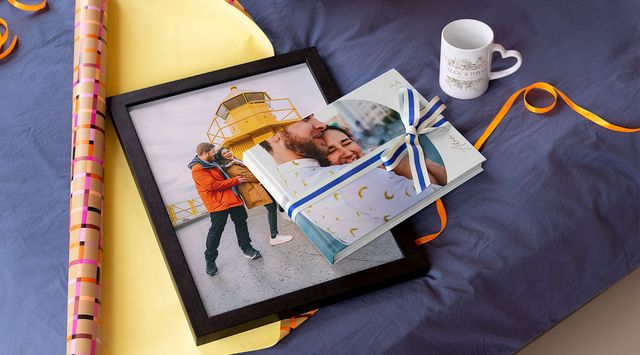 Personlige bryllupsdagsgaver fra fotoknudsen: en fotobok, en kopp med hjertehåndtak og et innrammet lerret.