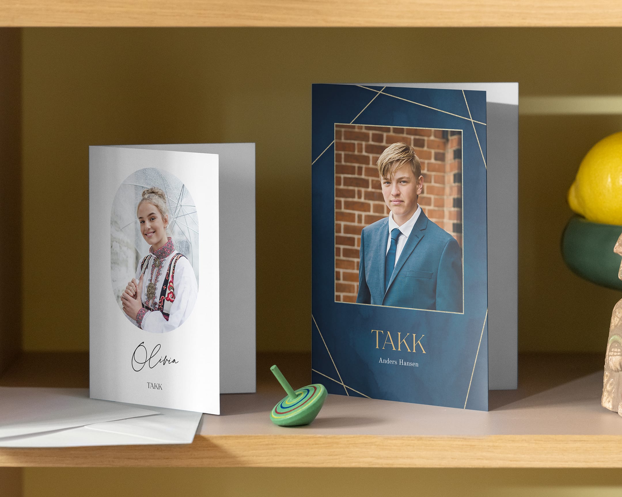 Åpent kort for konfirmasjon, med barnebilder og konvolutter