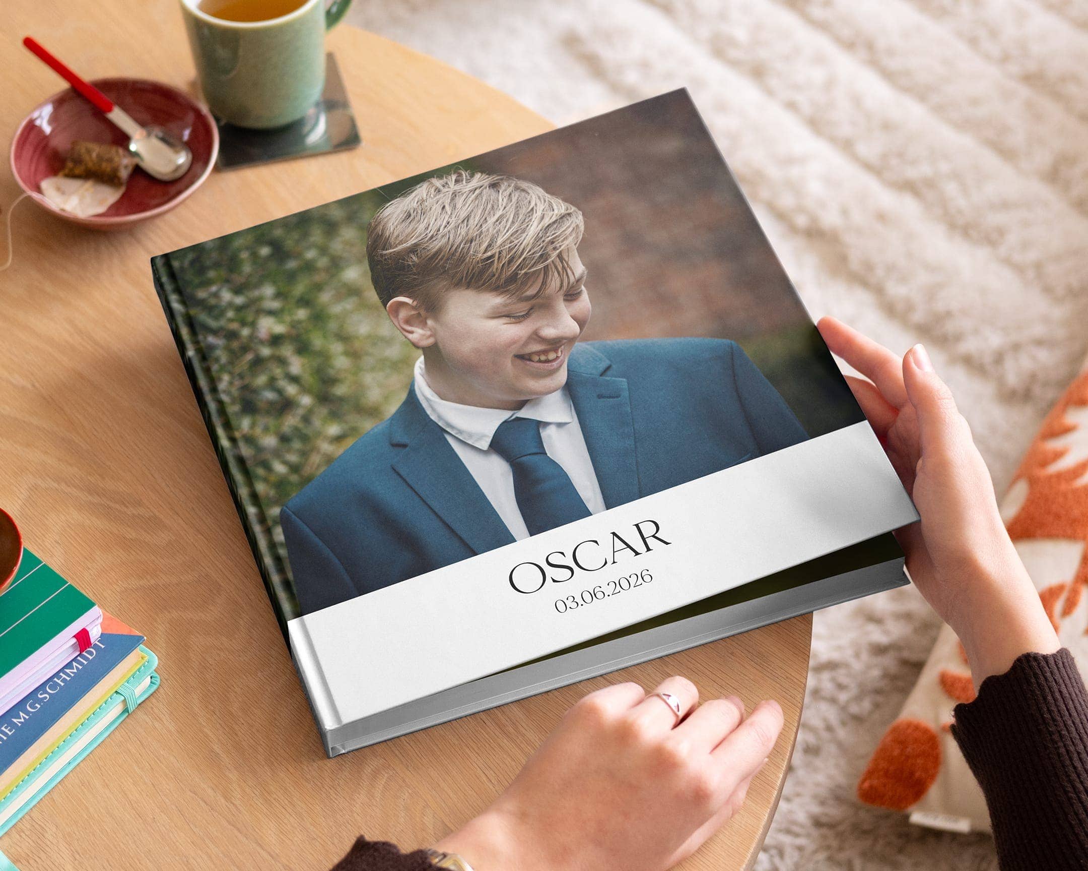 Åpnet fotobok for konfirmasjon med barnebilder